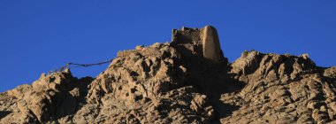 Leh Sarayı ile Tsemo Kalesi, Ladakh, Hindistan arasındaki antik harabe..