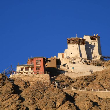 Gök mavisi Tsemo Manastırı ve Şato 'nun üzerinde altın akşam ışığı, Leh, Hindistan.