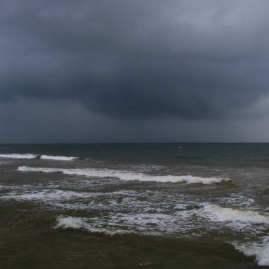 Galle, Sri Lanka yakınlarındaki bir sahilde kara bulutlar.