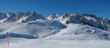 Pizol kayak alanında kayak kaldırma, karla kaplı dağlar Graue Hoerner ve Schwarze Hoerner, İsviçre.