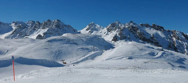 Pizol kayak alanında kayak kaldırma, karla kaplı dağlar Graue Hoerner ve Schwarze Hoerner, İsviçre.