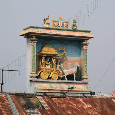 Arulmigu Sri Parthasarathyswamy Tapınağının yanındaki at arabası, Chennai, Hindistan.