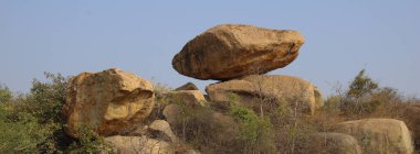 Sanapur 'da büyük dengeleyici granit kaya, Hampi, Hindistan yakınlarında villige..