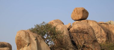 Sanapur Reservoir 'da granit kaya, Karnataka, Hindistan.