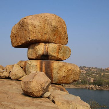 Sanapur Reservoir 'da büyük granit kaya yığınları, Hampi, Hindistan yakınlarındaki göl..