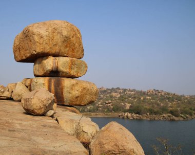 Hindistan, Hampi yakınlarındaki Sanapur Barajı 'nın yanındaki eşsiz şekilli granit kaya yığınları..