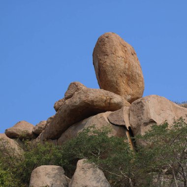 Paskalya yumurtası gibi görünen ağır yuvarlak granit kaya. Sanapur, Hampi, Hindistan yakınlarındaki köy..