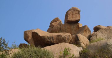 Hindistan, Hampi yakınlarındaki Sanapur 'da eşsiz şekilli granit kayalar..