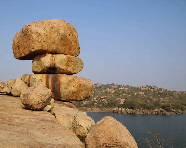 Hindistan, Hampi yakınlarındaki Sanapur Barajı 'nın yanındaki eşsiz şekilli granit kaya yığınları..