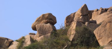 Basapur, Hampi, Hindistan 'da büyük granit kayalar..