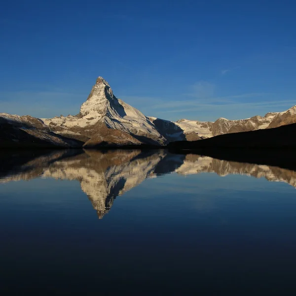 Neve tampado Matterhorn espelhamento em um lago de montanha — Fotografia de Stock