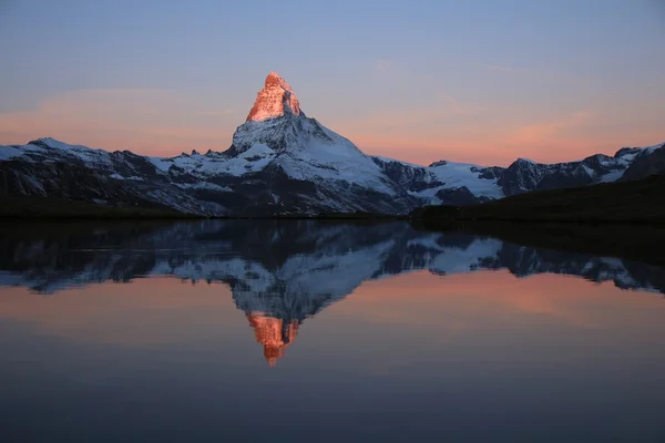 Matterhorn ilk güneş ışığı altında — Stok fotoğraf