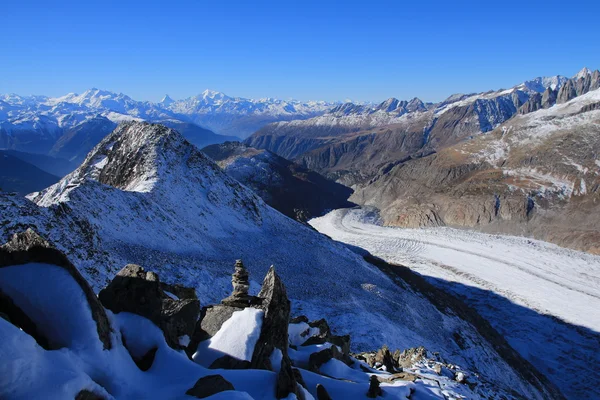 Lodowiec Aletsch i odległych widok na szczyt Matterhorn, Weisshorn i innych wysokich gór — Zdjęcie stockowe