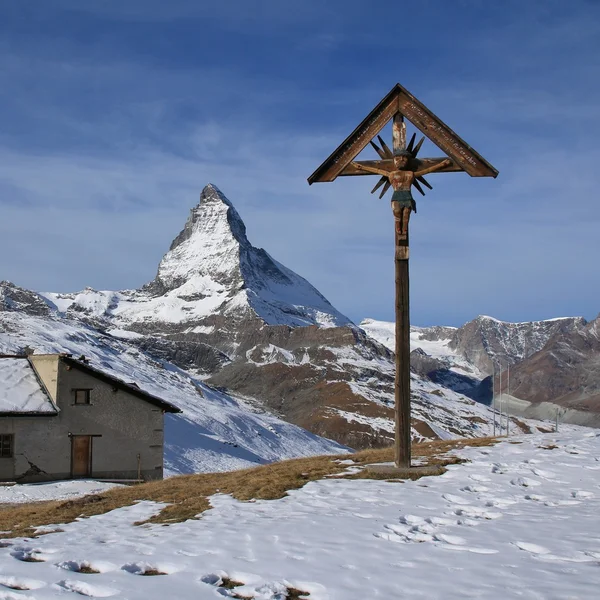 Cruz católica no Riffelberg e Matterhorn — Fotografia de Stock