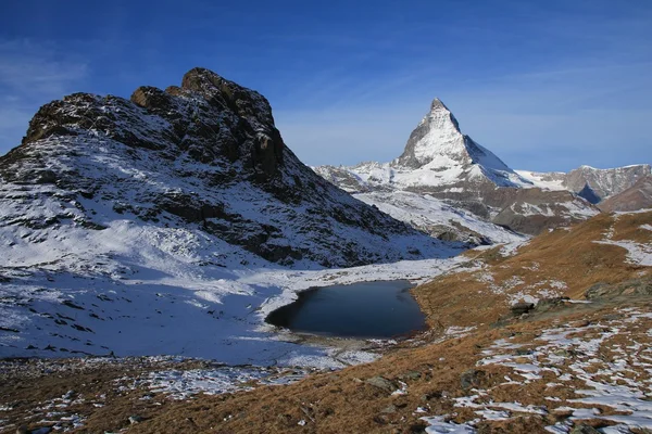 Sabah olay yerine Gornergrat, Matterhorn ve göl Riffelsee görünümünü — Stok fotoğraf