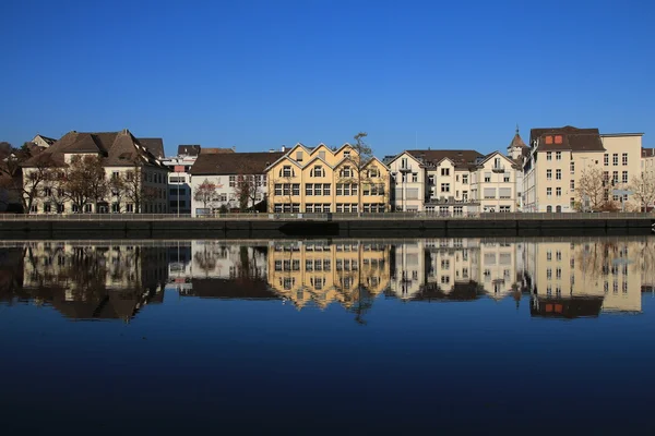 Häuserzeile in Schaffhausen spiegelt sich im Rhein — Stockfoto