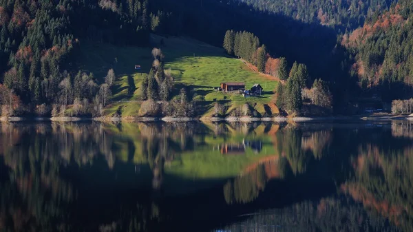 Aurumn scen vid sjön Wagital, Schweiz — Stockfoto