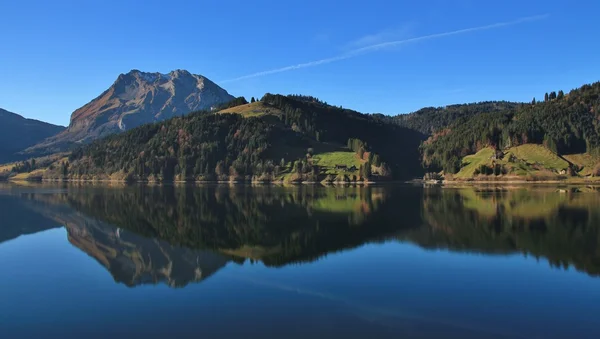 Fluebrig refletindo no lago Wagital — Fotografia de Stock