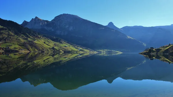 Belas montanhas em forma de espelhamento no lago Wagital — Fotografia de Stock