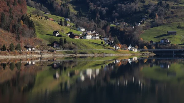 Innerthal, lilla by i Schwyz Canton spegling i sjön Wagital — Stockfoto