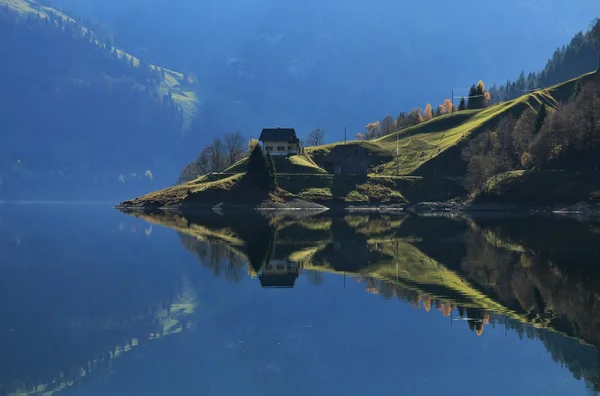 Höstens scenen vid sjön Wagital, Schweiz — Stockfoto