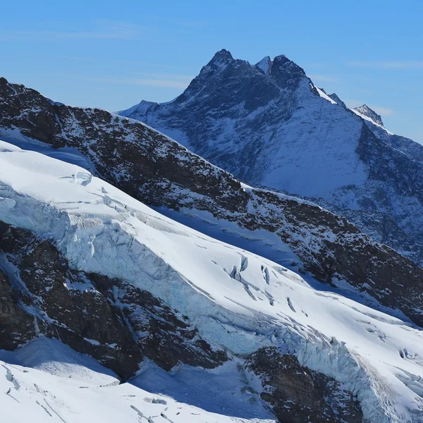 Alta montaña y glaciar, vista desde el mirador Jungfraujoch — Foto de Stock