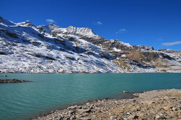 Tyrkysové jezero Blanc a vysoké hory — Stock fotografie