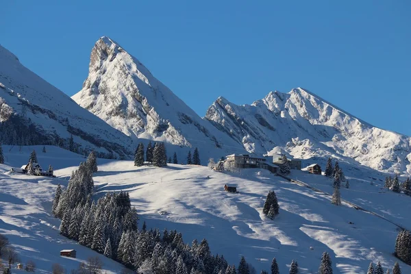 Horské štíty Churfirsten v zimní a lyžařské oblasti — Stock fotografie
