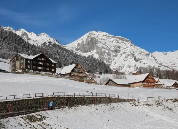 Scena invernale nella valle del Toggenburg, montagna e architettura tradizionale — Foto Stock