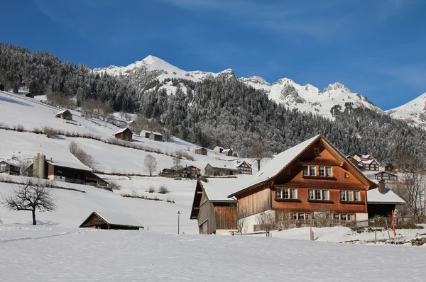 Cena de inverno idílica no vale de Toggenburg — Fotografia de Stock