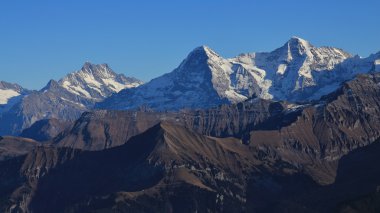 Dev dağlarla Eiger, Monchi ve Jungfrau