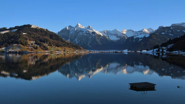 Altas montanhas espelhando no lago Sihlsee — Fotografia de Stock