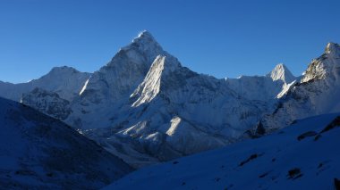 Ama Dablam gün doğumunda