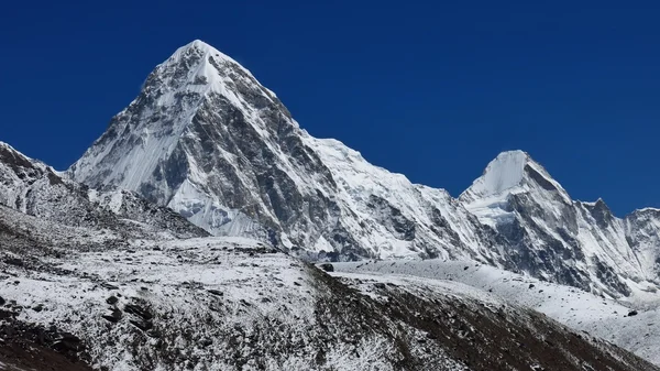 Alte montagne Pumo Ri e Lingtren, Regione dell'Everest — Foto Stock