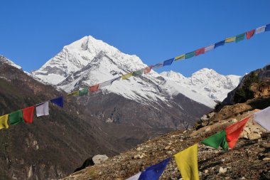 Namche'nın Bazaarı yakınındaki yüksek dağ ve dua bayrakları
