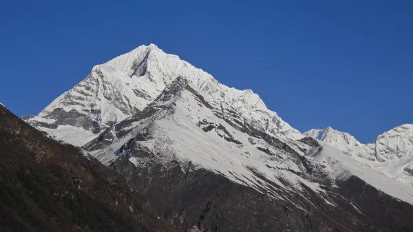 Montañas cubiertas de nieve en el Parque Nacional del Everest —  Fotos de Stock