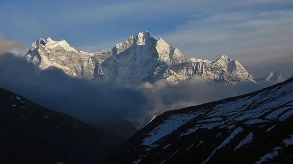 Coucher de soleil dans le trou, vue sur le mont Thamserku et d'autres hautes montagnes — Photo