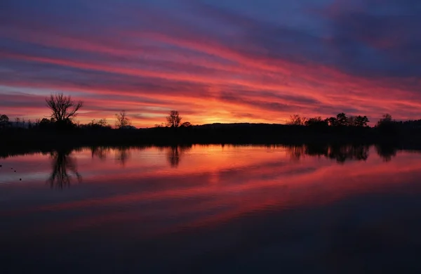 Pôr do sol colorido no lago Pfaffikon — Fotografia de Stock