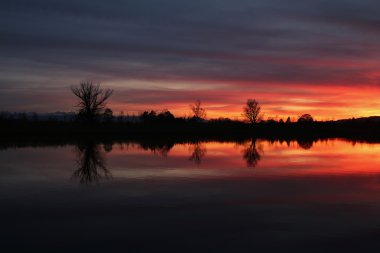Renkli gece gökyüzü göl Pfaffikon