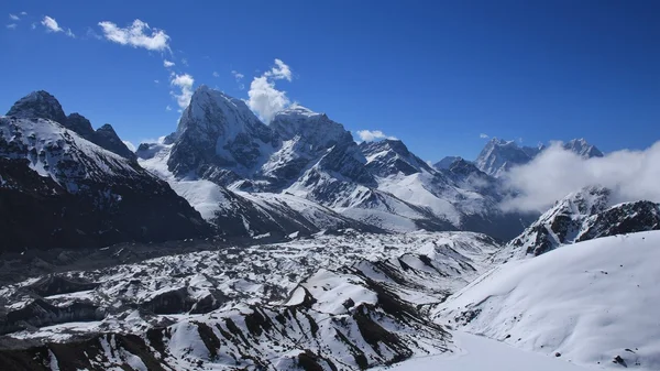 Blick vom gokyo ri, Ngozumba-Gletscher und hohen Bergen — Stockfoto
