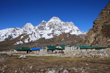 Dağ Thagnak ve kar Lodges şapkalı