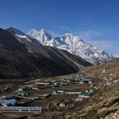 Köy Dingboche ve Nepal yüksek dağlar