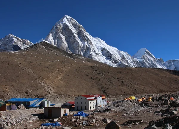 卡拉 Patthar，旅游目的地在珠穆朗玛峰国家公园的视图 — 图库照片