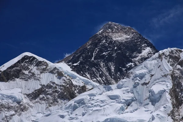 Peak of Mt Everest, view from Kala Patthar — ストック写真