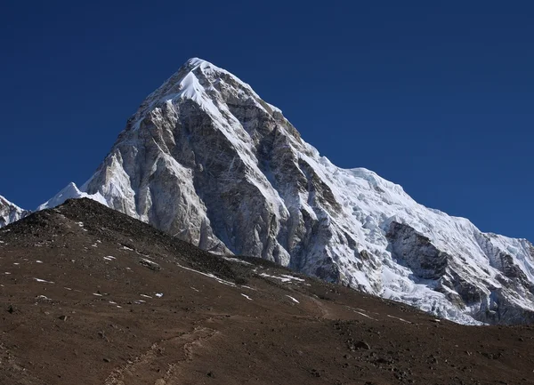 Mt Pumori e Kala Patthar, ponto de vista famoso para Mt Everest — Fotografia de Stock