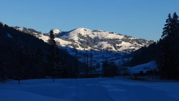 Rellerli em uma manhã de inverno, montanha em Gstaad — Fotografia de Stock