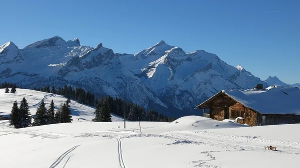 Paisagem de inverno idílica perto de Gstaad — Fotografia de Stock