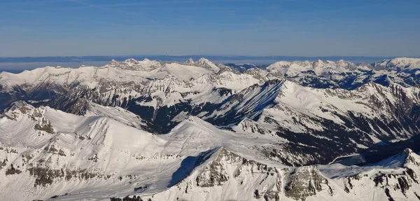 Montañas cubiertas de nieve, vista desde el glaciar De Diablerets —  Fotos de Stock