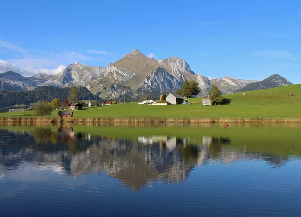 夏季的一天，在瑞士阿尔卑斯山 — 图库照片
