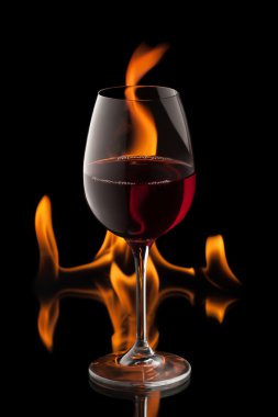 Yangın sıçrama ile siyah arka plan üzerine şarap